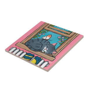 Schlafentabby-Katze mit Schmetterling auf Fliese