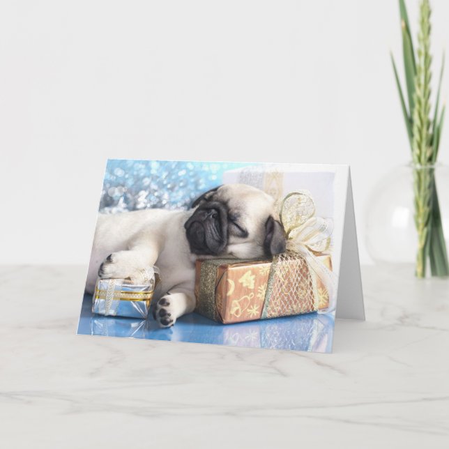 Schlafenwelpen-Mops und Weihnachtsgeschenke Feiertagskarte (Vorderseite)