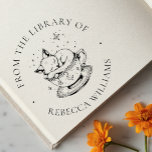 Schlaffox in der Bibliothek des Magischen Teacup-B Gummistempel<br><div class="desc">Schlaffox in der Magical Teacup Buchzeichen Library selbstfarbige Briefmarke. Entdecken Sie Ihre wertvollen Bücher mit dieser charmanten personalisierten Briefmarke aus der Bibliothek, in der sich ein schlafender Fuchs in einem himmlischen Teacup befindet. Umgeben von Sternen und Vintagen Details fügt dieses Design "From the Library Of" Ihrer Sammlung eine magische, waldreiche...</div>