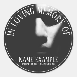 Schlafgesicht im Halbschatten Runder Aufkleber