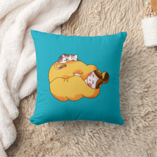 Schlafmädchen mit gemütlicher Katze Kissen