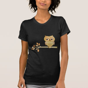 Schläfrige Eule im Baum T-Shirt