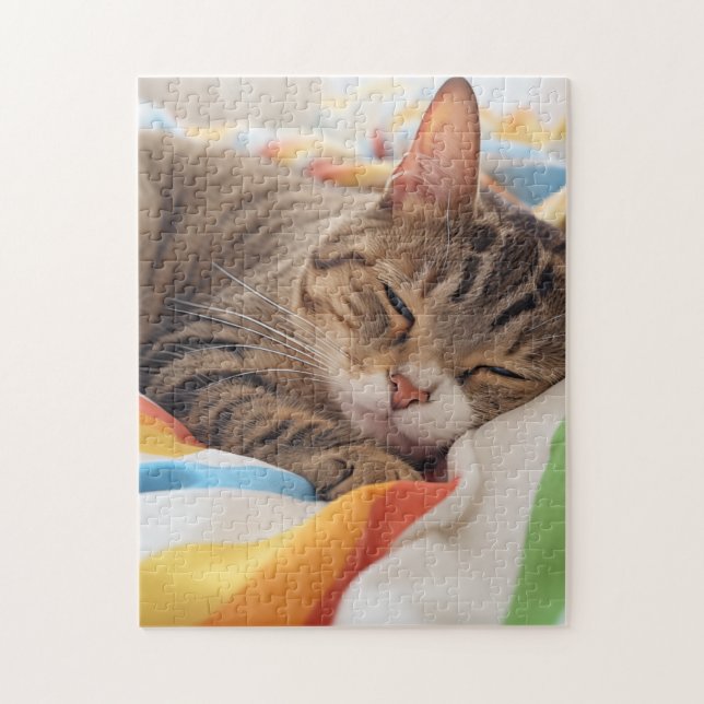 Schläfrige Katze auf farbigen Blättern (Vertikal)