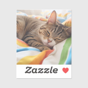 Schläfrige Katze auf farbigen Blättern Aufkleber