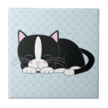Schläfrige Smokings-Katze Fliese<br><div class="desc">Schwarzweiss-Kittykatze, die ein Nickerchen nimmt.</div>