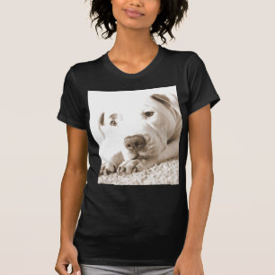 schläfriger freundlicher weißer Pitbull hasst Tat  T-Shirt