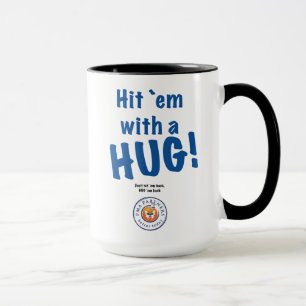 Schlag ` EM mit einer UMARMUNG! Tasse