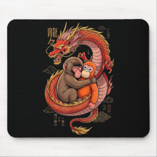 Schlage den Affen, der ein Kuscheltier umarmt Meme Mousepad