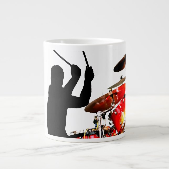 Schlagzeugerstöcke in den wirklichen Trommeln des Jumbo-Tasse (Vorderseite)