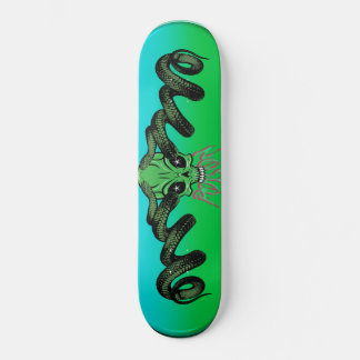 Schlange mit Alien Skateboard