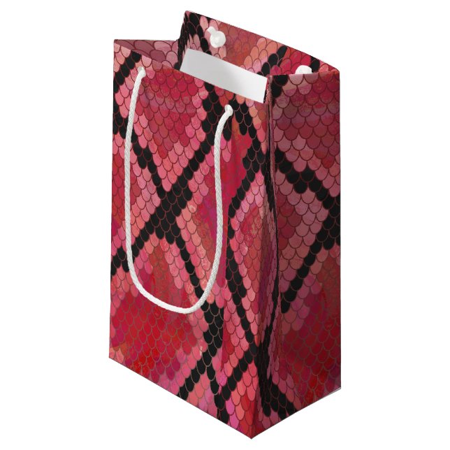 Schlange Schwarz und Rot Print Kleine Geschenktüte (Vorderseite Schrägansicht)