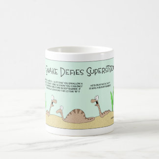 Schlange trotzt Superstition Kaffeetasse