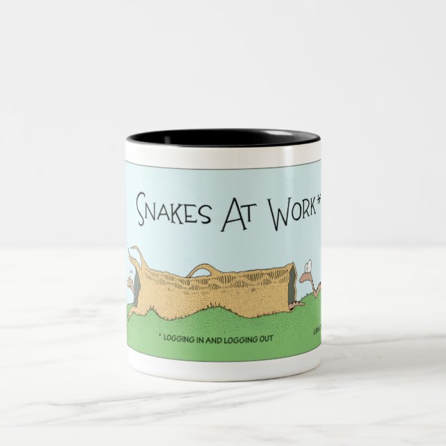 Schlangen bei der Arbeit Zweifarbige Tasse (Mittel)