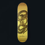 Schlangen Personalisierte Imitate Gold Foil Skateb Skateboard<br><div class="desc">Ein einzigartiges Skateboard mit zwei Schlangen verstrickt und Ihrem Namen personalisiert in einer Skriptsignatur auf einem Imitat Gold-Folie Hintergrund.</div>