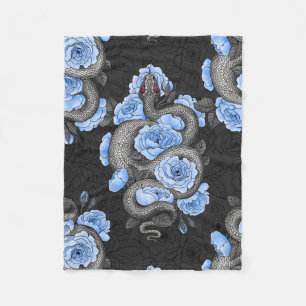 Schlangen und blaue Rose Fleecedecke