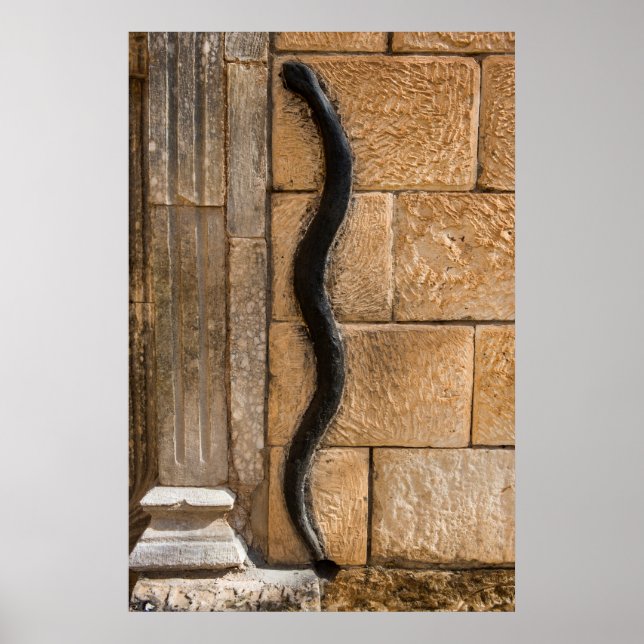 Schlangenskulptur in Amna Suraka Poster (Vorne)