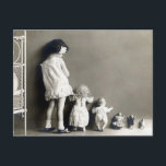 schlecht postkarte<br><div class="desc">Das ist unsere Geschichte,  und wir halten daran fest. Vintage Postkarte eines kleinen Mädchens und ihrer fünf Puppen,  alle gegen die Wand,  weil sie schlecht waren.</div>