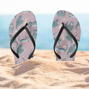 Schlechte graue Katzen klopfen über das Muster Flip Flops
