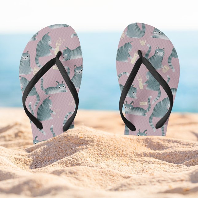 Schlechte graue Katzen klopfen über das Muster Flip Flops (Bad Grey Tabby Cats Knocking things over patterned flip-flops )