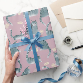 Schlechte graue Katzen klopfen über das Muster Geschenkpapier