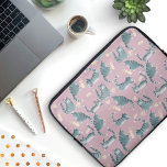 Schlechte graue Katzen klopfen über das Muster Laptopschutzhülle<br><div class="desc">Dieses handgezeichnete Muster ist eine Zusammenstellung von lustig niedlichen,  grauen Tabbattkatzen,  die verschiedene Dinge über sich klopfen - Kaffeetassen,  Sukkulente,  Fernseh-Fernseh-Fernseh-Fernseh-Fernseh-Fernseh-Fernseh-Fernseh-Fernseh-Fernseh-Fernseh-Fernseh-Blume. Ein lustiges Muster für diejenigen,  die ihre Katzen Liebe haben,  auch wenn sie Blödsinn sind und Dinge umkippen.</div>