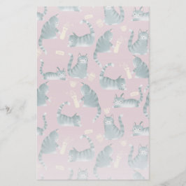 Schlechte graue Tabbattacke klopfen über Briefpapier