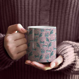 Schlechte graue Tabbattacke klopfen über Kaffeetasse