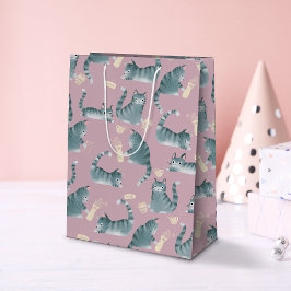 Schlechte graue Tabbattacke klopfen über Mittlere Geschenktüte