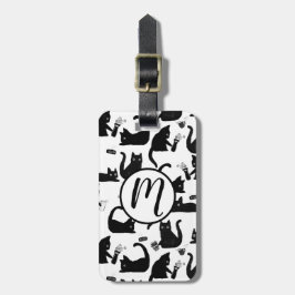 Schlechte Katzen klopfen über Gepäckanhänger