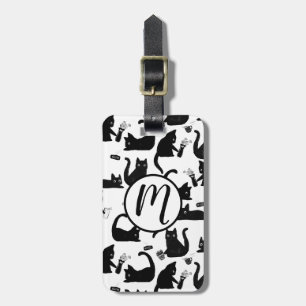 Schlechte Katzen klopfen über Gepäckanhänger