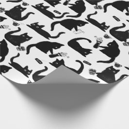 Schlechte Katzen klopfen über Geschenkpapier