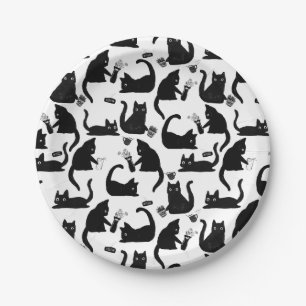 Schlechte Katzen klopfen über Pappteller