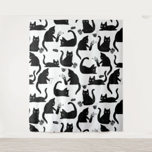 Schlechte Katzen klopfen über Wandteppich