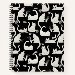 Schlechte Katzen klopfen vorbei, weiße Katzen auf Notizbuch