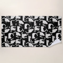 Schlechte Katzen klopfen vorbei, weiße Katzen auf Strandtuch