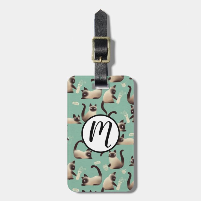 Schlechte siamesische Katzen klopfen über Gepäckanhänger (Vorderseite vertikal)