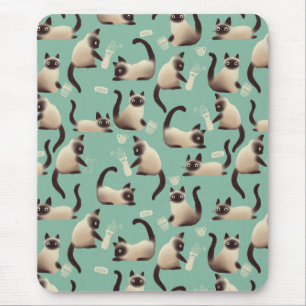 Schlechte siamesische Katzen klopfen über Mousepad