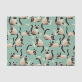 Schlechte siamesische Katzen klopfen über Seidenpapier