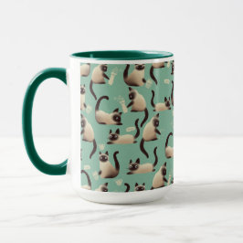 Schlechte siamesische Katzen klopfen über Tasse