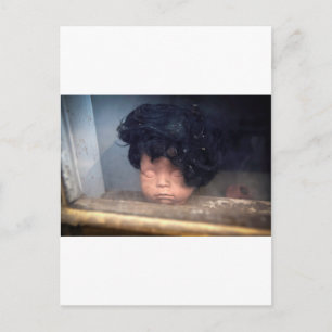 Schlechter Haartag Vintage-Puppe im Fenster mit Ha Postkarte