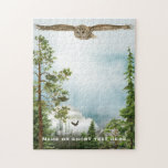 Schleppen | Coole Natur Lover Kunst Mit Monogramm<br><div class="desc">Eine ruhige, ruhige Szene einer wunderschönen majestätischen Eule, die hoch über einer Gebirgslandschaft fliegt. Es gibt einen offenen Himmel mit subtilen Liegestühlen, um eine Herausforderung zu geben, dann einen üppigen Wald mit Nebel und Bergen in der Ferne und einen einsamen Adler, der im Horizont steil in die Höhe schießt. Das...</div>