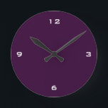Schlichte dunkle Pflaumen und weiße Zahlen Runde Wanduhr<br><div class="desc">Runde Wanduhr in dunkler Pflaumenfarbe mit weißen Zahlen.</div>