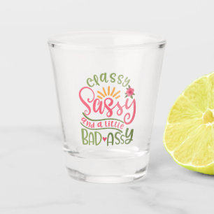 Schlichte Sassy und ein kleines böses, versautes Schnapsglas