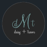 Schlichte Schwarze Monogramm-Aufkleber Runder Aufkleber<br><div class="desc">Schlichte schwarze Monogramm Aufkleber für jede Anlässe. Das gesamte Spektrum des Regenbogens für Ihren Hintergrund und Text, nicht nur ein paar hundert Farben. Sie können jede beliebige Kombination wählen, auch wenn sie nicht im zazzle Farbdiagramm enthalten ist. Unten ist ein Link zu "Hexachrome Diagramm" für weitere Farben, aus denen Sie...</div>