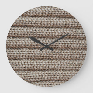 Schlichte Strickstoffe, braune Textur. Große Wanduhr