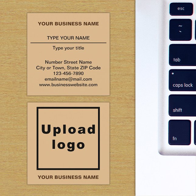 Schlichte Texterstellung auf der Vorderseite des h Quadratische Visitenkarte (The front and back of the light brown square business card)