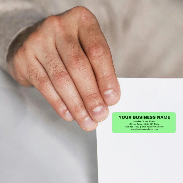 Schlichte Textmarkierung auf hellgrüner Rücksendea (Light green return address label with your business brand in plain text)