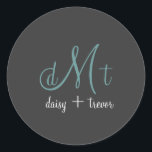 Schlichter Grafit   aquamarine Monogramm-Aufkleber Runder Aufkleber<br><div class="desc">Schlichte Grafit-Monogramm-Aufkleber für jeder Anlass. Das gesamte Spektrum des Regenbogens für Ihren Hintergrund und Text, nicht nur ein paar hundert Farben. Sie können jede beliebige Kombination wählen, auch wenn sie nicht im zazzle Farbdiagramm enthalten ist. Unten ist ein Link zu "Hexachrome Diagramm" für weitere Farben, aus denen Sie wählen können....</div>