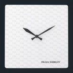 Schlichtes, grau-modernes Monogramm-Muster Quadratische Wanduhr<br><div class="desc">Minimalistisch,  schlicht,  beruflich und einfach mit einem massiv weiß grauen Monogramm gemustertem Hintergrund. Reinigen Sie schwarze Sans-Serif-Schriftart-Buchstaben für Ihren Text.</div>