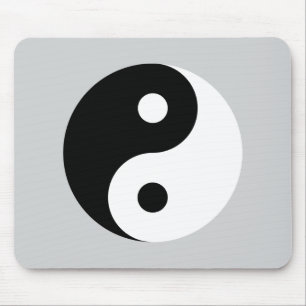 Schlichtes Yin Yang Symbol auf hellgrauem Mousepad